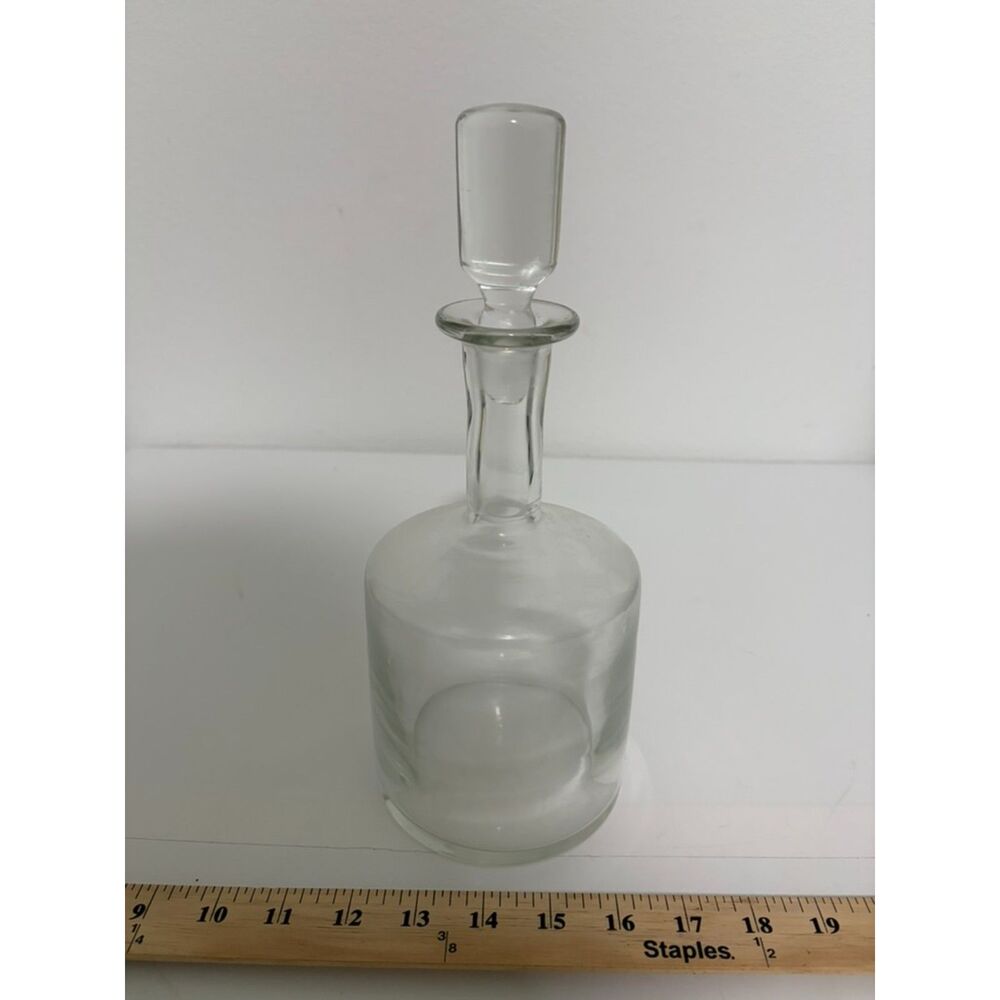 Very Lovely Elegant Glass Decanter. Glows under a black light. - Picture 7 of 9